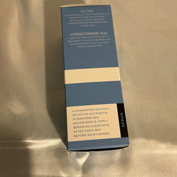 Revolution Skincare London Blemish TEA TREE & HYDROXYCIN-NAMICACIDSERUM 30ml - Picture 4 of 4